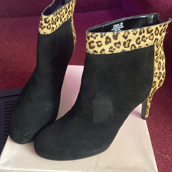 Bandolino with Leopard Print heels Ankle Boots. Size 9M - Picture 6 of 6
